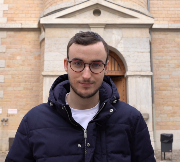 Portrait d'étudiant devant le campus Saint-Paul