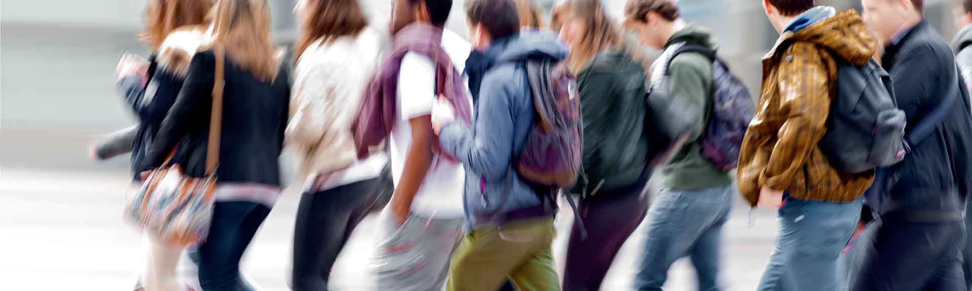 étudiants qui marchent en groupe à l'ESTBB Lyon