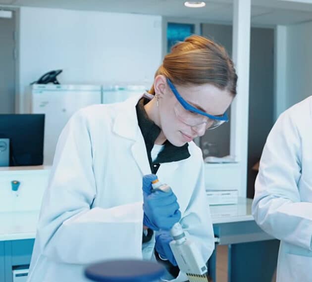 Etudiante en formation d'ingéneur en laboratoire