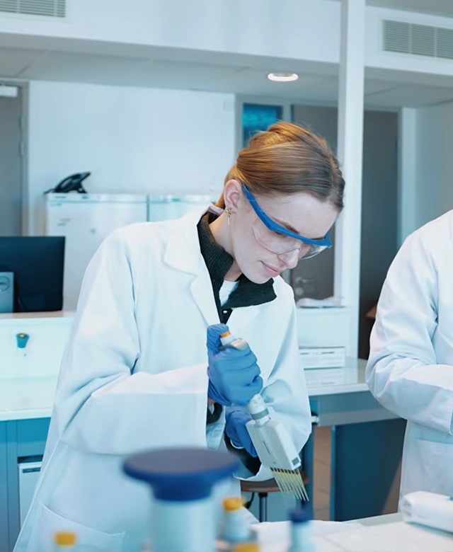 Etudiante en formation d'ingéneur en laboratoire